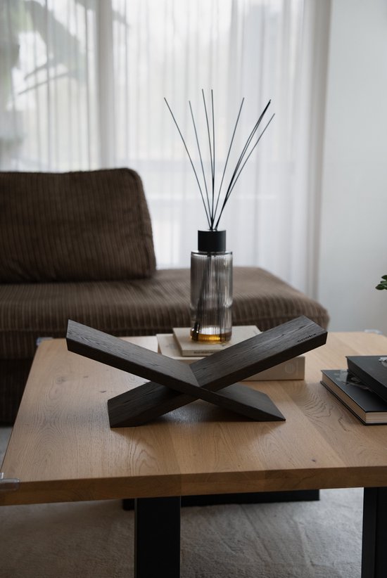 Donkerbruine eikenhouten boekenstandaard op een houten salontafel.