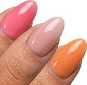 Close-up van drie vingernagels met Velura nagelbouwgel: pink, oudroze en oranje.