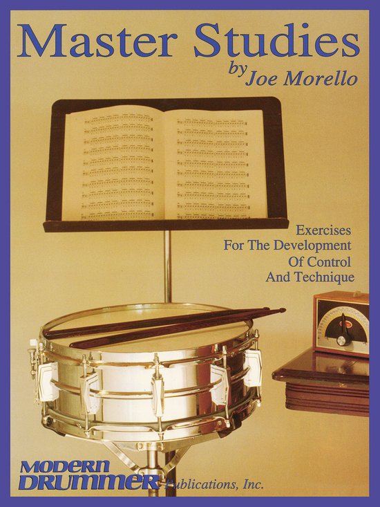 Oefeningen voor de ontwikkeling van controle en techniek, Master Studies van Joe Morello. Een snare drum met stokken staat voor een muziekstandaard met bladmuziek.