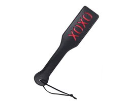 Zeloria PU Leren Paddle met “XOXO” – Zwarte Spanking Paddle met Polsband – BDSM Accessoire voor Volwassenen