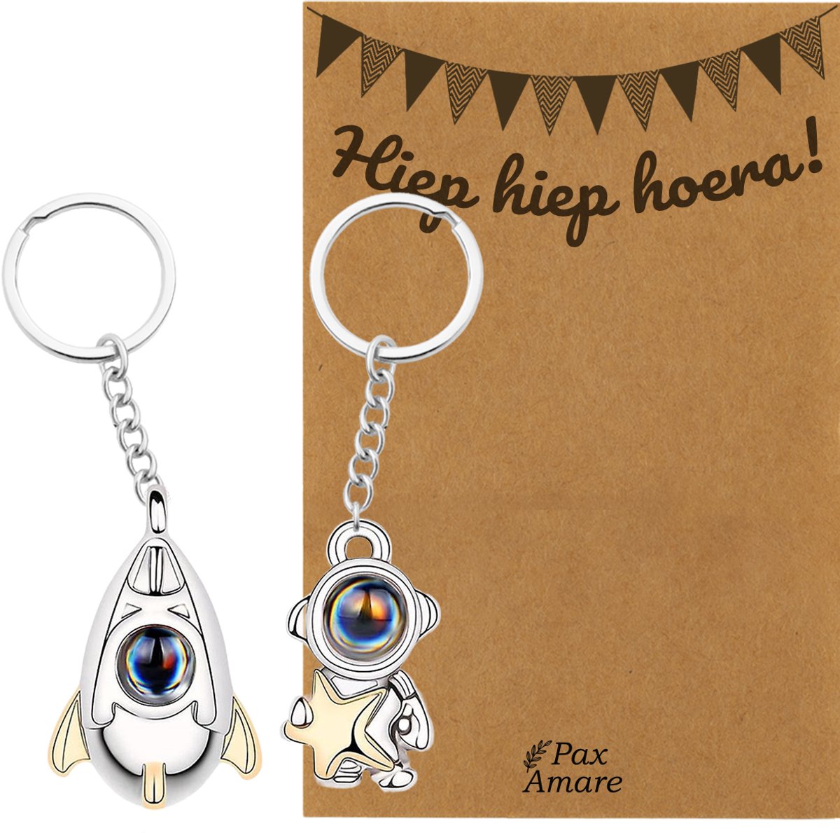 BFF Sleutelhanger voor 2 'Hiep Hiep Hoera' - Astronaut + Ruimteschip met ILY IN 100 TALEN - Sleutelhanger set op Cadeau Kaartje - Zilverkleurig - Verjaardags Hanger - Pax Amare