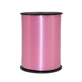 Een rol roze krullint met een glanzende afwerking, 5mm breed en 500 meter lang.