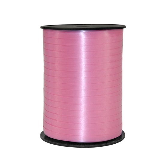 Een rol roze krullint met een glanzende afwerking, 5mm breed en 500 meter lang.