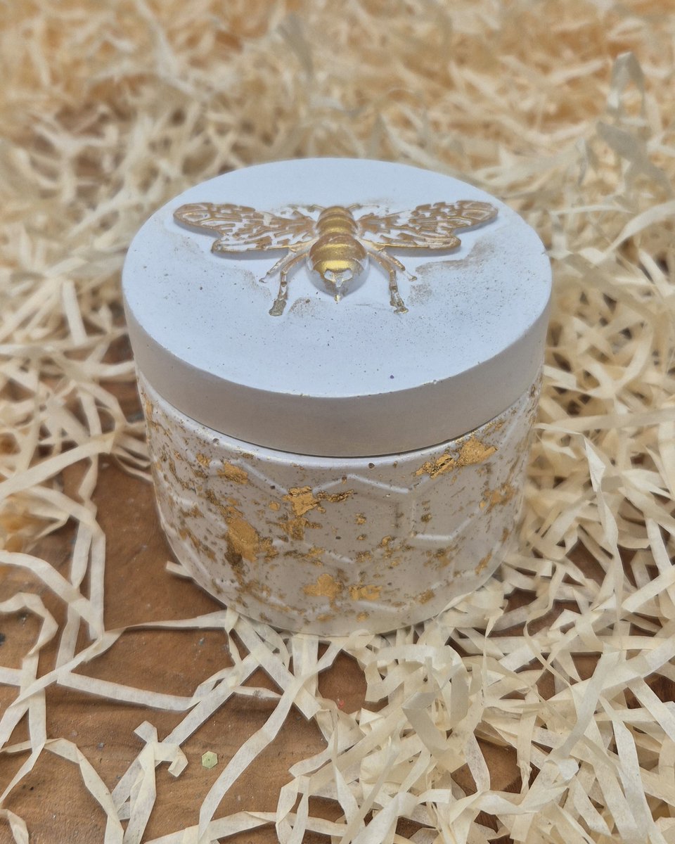 Golden bee - TT Treasure - Geurkaars - Luxe kaars - Gouden kaars - Bij - Kaars met bij - Luxe geurkaars