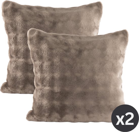 Set van twee taupekleurige fleece sierkussens met een zachte, pluizige textuur.