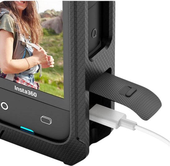 Zwarte beschermkooi van koolstofvezel met een USB-kabel die is aangesloten.
