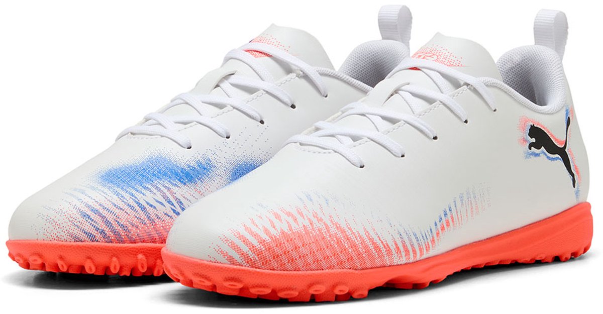 Witte Puma Future 8 Play voetbalschoenen voor kinderen, EU 34 1/2, met kleurrijke accenten en rubberen noppenzool.