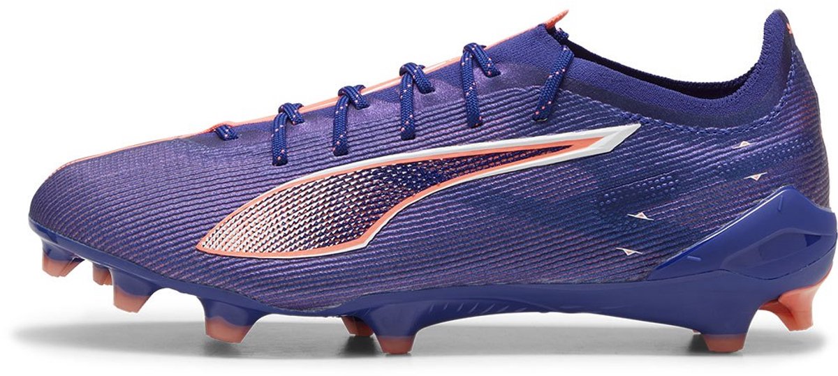 Puma Ultra 5 Ultimate FG voetbalschoenen in blauw, EU 47, met een gestroomlijnd ontwerp en opvallende oranje accenten.