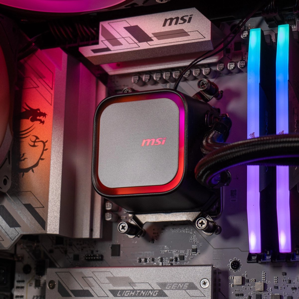 FlowUp x Powered By MSI - De Lang Niet Gek Gaming PC - Don Kaaklijn - AMD Ryzen 5 7500X3D - NVIDIA RTX 5060 Ti 16GB - 32 GB DDR5 RAM - 1TB - Waterkoeling - Afbeelding 5