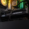 Gedetailleerde view van een "GEFORCE RTX" grafische kaart in een pc met rgb-verlichting.