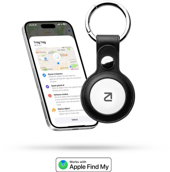Zwarte lederen sleutelhanger met witte Trag Tag, naast een smartphone met de "Trag Tag" app.