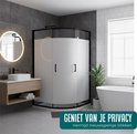 Badkamer met douchecabine met melkglasfolie, wastafel en bad.