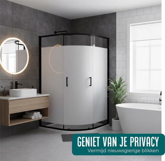 Badkamer met douchecabine met melkglasfolie, wastafel en bad.
