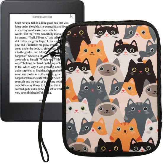 Zwarte hoes met veelkleurig kattenpatroon naast een open eReader met tekst.