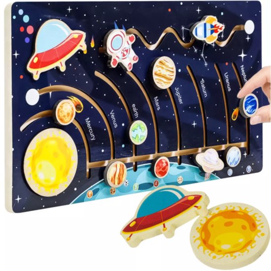 Houten zonnestelsel puzzel met de zon, planeten, astronauten, raketten en banen op een donkerblauwe achtergrond met sterren.