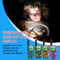 Een kind met een zaklamp dat een UPLY walkie-talkie gebruikt. Vier UPLY walkie-talkies in camouflagekleuren met oplichtende displays.