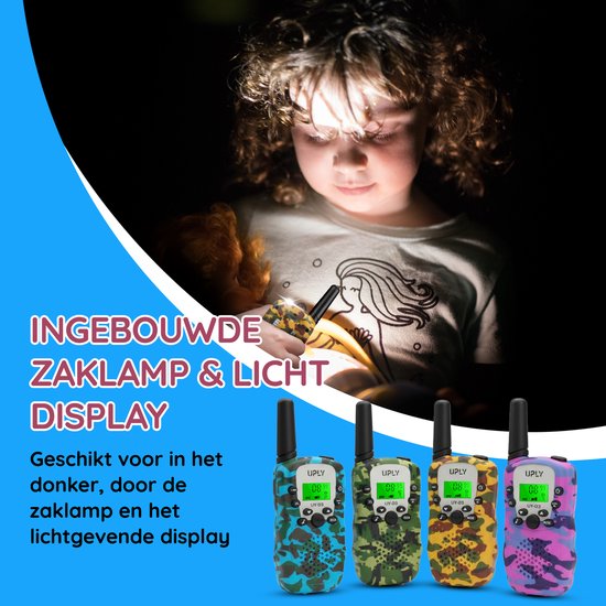 Een kind met een zaklamp dat een UPLY walkie-talkie gebruikt. Vier UPLY walkie-talkies in camouflagekleuren met oplichtende displays.