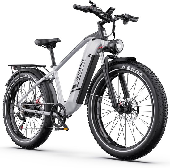 Zilverkleurige DUOTTS F26-Lite elektrische mountainbike met dikke banden, voorvering, spatborden, bagagedrager en koplamp.