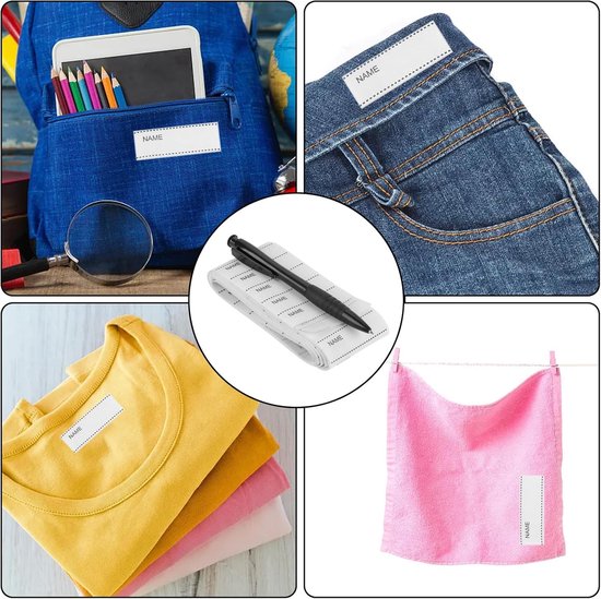 Collage met: blauwe rugzak met potloden, spijkerbroek met naamlabel, gestapelde t-shirts (geel, roze, wit), roze handdoek met label, rol naamlabels en pen.