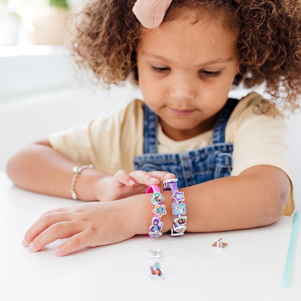 Barbie Totum 3 schuif armbandjes maken met 18 bedels - speelgoed meisjes vanaf 3 jaar - sieraden knutselset peuter kleuter — afbeelding 12