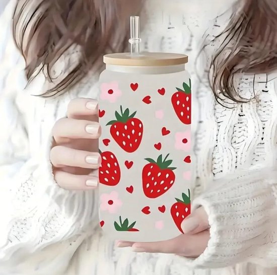 Verre avec motif fraises, fleurs et cœurs, couvercle en bambou et paille en verre.