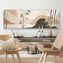 Abstract schilderij in beige tinten met donkere planten en heuvelvormen boven een dressoir met stoelen.