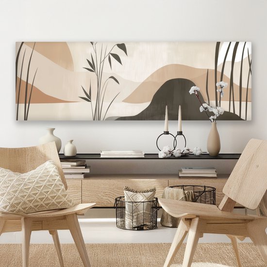 Abstract schilderij in beige tinten met donkere planten en heuvelvormen boven een dressoir met stoelen.