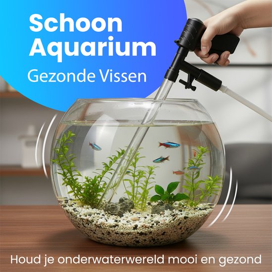 Een hand wordt gebruikt om een aquariumreiniger in een kleine, beplante kom met vissen te gebruiken. Tekst: "Schoon Aquarium, Gezonde Vissen".