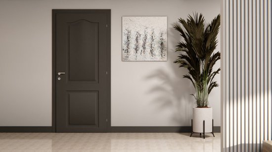 Donkergrijze deur naast een schilderij en een grote plant in een witte pot.
