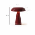 Afmetingen van de rode OMNIEXA tafellamp: hoogte 20 cm, breedte 16 cm, lampenkap hoogte 4 cm.