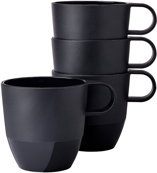 Quatre tasses noires empilées sur fond blanc.