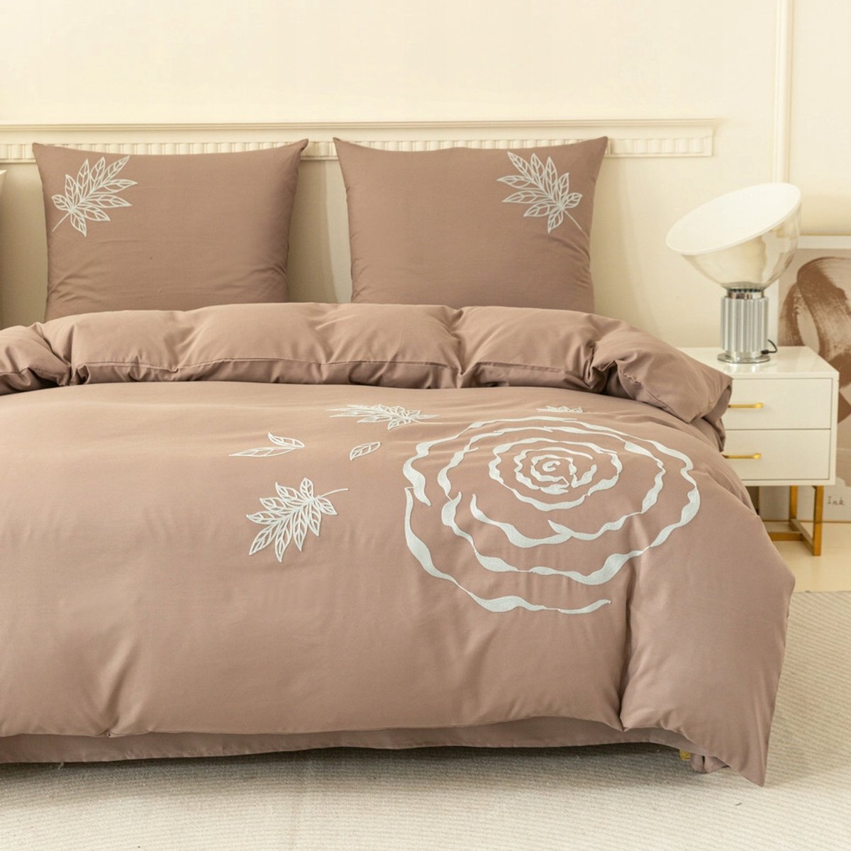 Luxe beige dekbedovertrekset met gouden roosborduurwerk 160x200