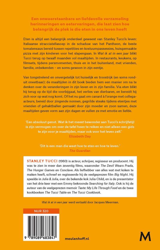 Boek "Wat ik at in een jaar" van Stanley Tucci, met gele tekst op een oranje achtergrond.