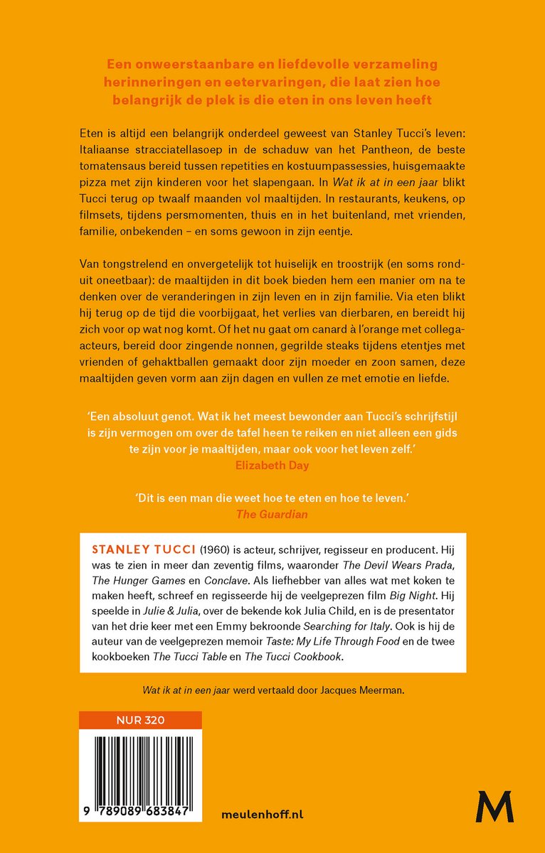 Boek "Wat ik at in een jaar" van Stanley Tucci, met gele tekst op een oranje achtergrond.