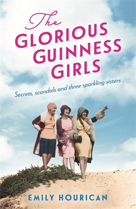 Boekomslag van 'The Glorious Guinness Girls' met drie vrouwen in vintage kleding op een zandduin tegen een blauwe lucht met wolken.