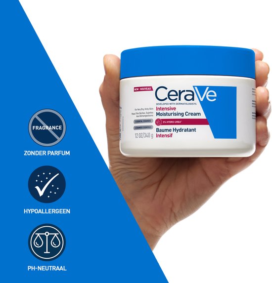 Hand met witte CeraVe pot Intensieve Moisturising Cream. Blauwe dop, tekst 'Fragrance Free', 'Hypoallergeen', 'pH-Neutraal'.