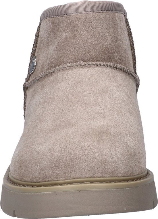 Vooraanzicht van een beige suède laars met bontvoering en Skechers logo.