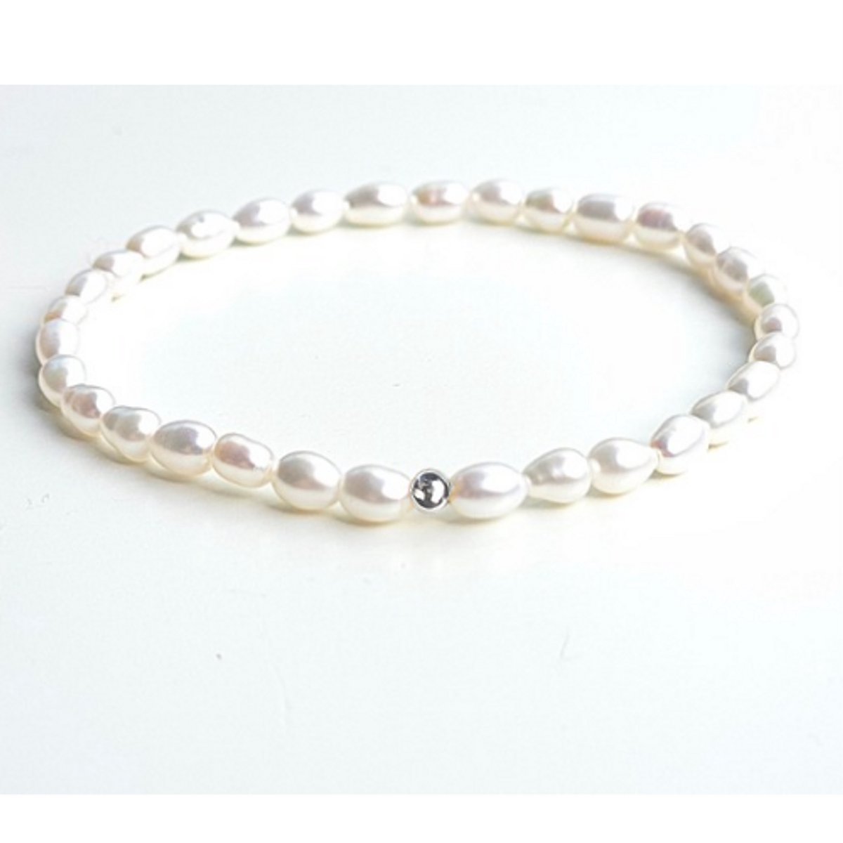 Zoetwaterparel Armband met Gouden Detail (19 cm) - Stainless Steel zilverkleurig - Minimalistische unisex armband - Echte parels 5 mm - The Jewellery Salon