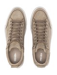 Bovenaanzicht van beige suède sneakers met witte zolen en veters. Het Rehab logo is zichtbaar op de binnenzool.