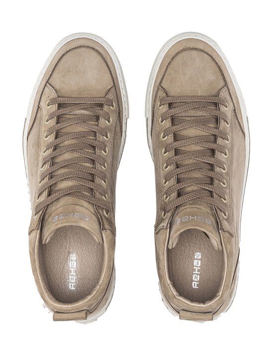 Bovenaanzicht van beige suède sneakers met witte zolen en veters. Het Rehab logo is zichtbaar op de binnenzool.