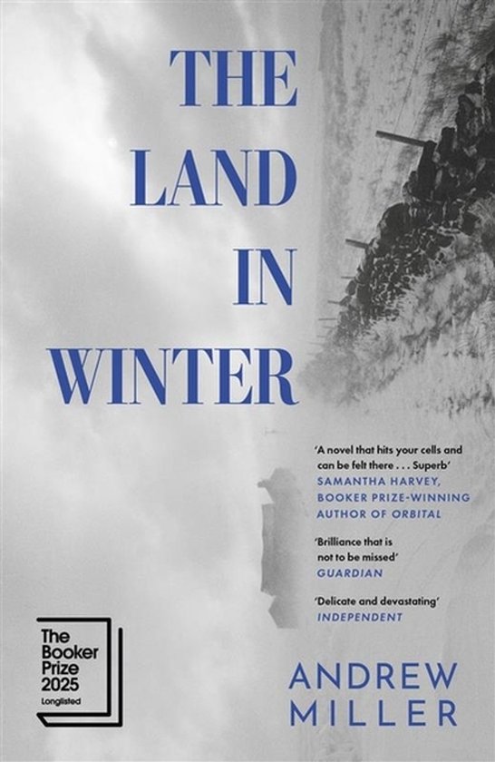 Boek "The Land In Winter" van Andrew Miller, genomineerd voor de Booker Prize 2025. Titel in blauwe letters op een winterse, wazige achtergrond met een gedempte foto van een landschap.