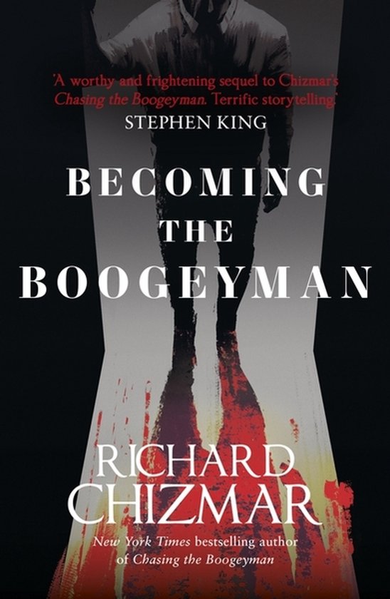 Boekomslag van "Becoming the Boogeyman" van Richard Chizmar, met Stephen King's quote. Een figuur staat in de schaduw met bloedrode reflectie.