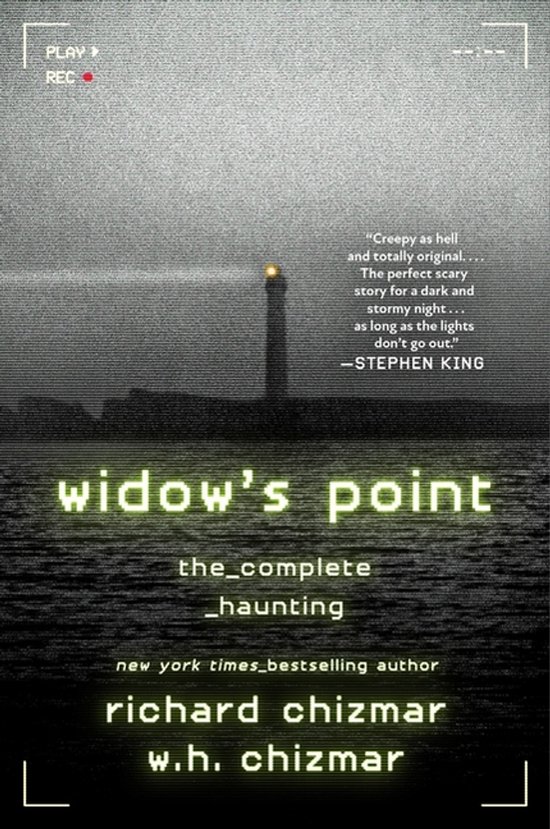 Boekkaft van "Widow's Point: The Complete Haunting" met een vuurtoren in de verte en Stephen King's recensie.