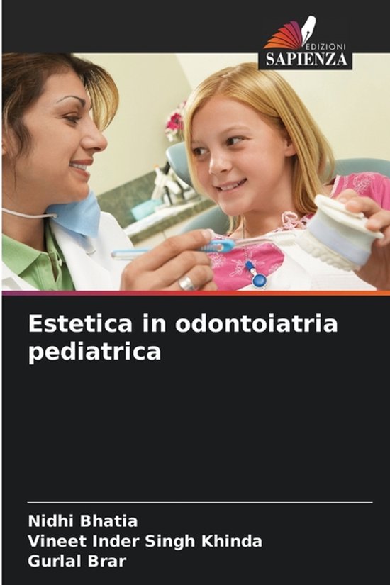 Estetica in odontoiatria pediatrica. Tandarts met een kind in tandartsstoel, kind houdt tandenmodel vast.