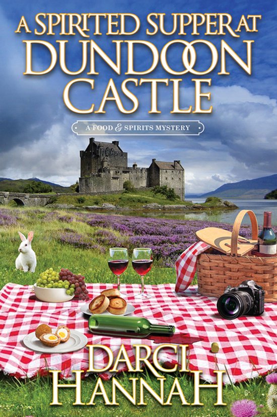 Boekcover: Een picknick in de Schotse Hooglanden met een kasteel op de achtergrond, een mand, wijn, eten en een konijn.