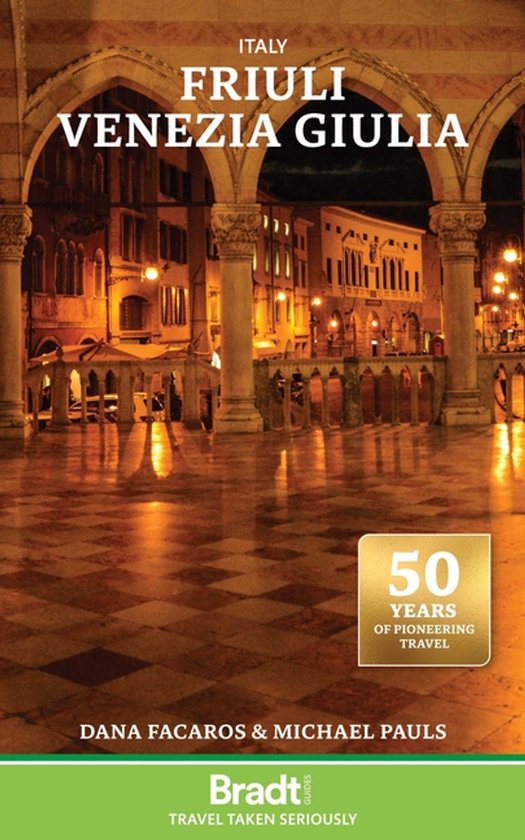 Boek 'Italy: Friuli Venezia Giulia' met een nachtelijke foto van een stadsplein met bogen en reflecties.