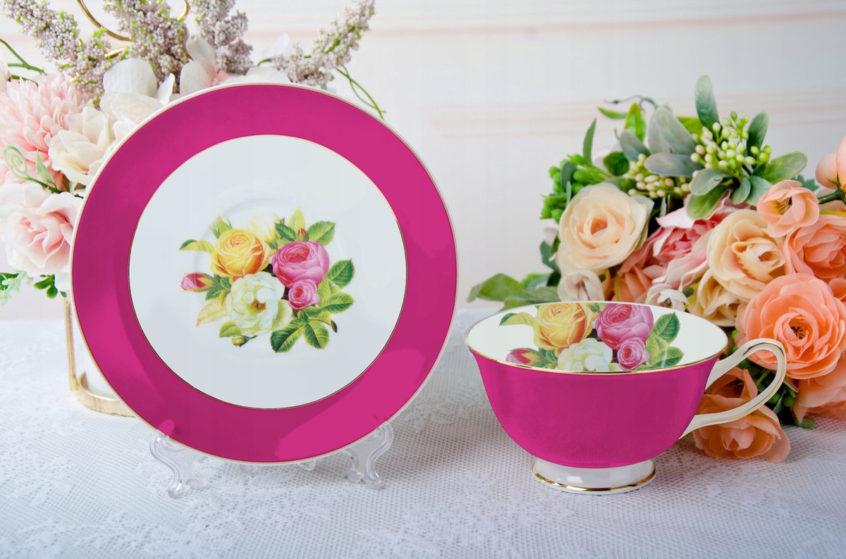 Roze Porseleinen Kop en Schotel met Bloemendecor - 200ml