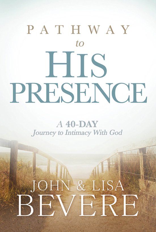 Couverture du livre : Pathway to His Presence, A 40-Day Journey to Intimacy With God, par John & Lisa Bevere. Chemin brumeux avec clôture le long de la côte.
