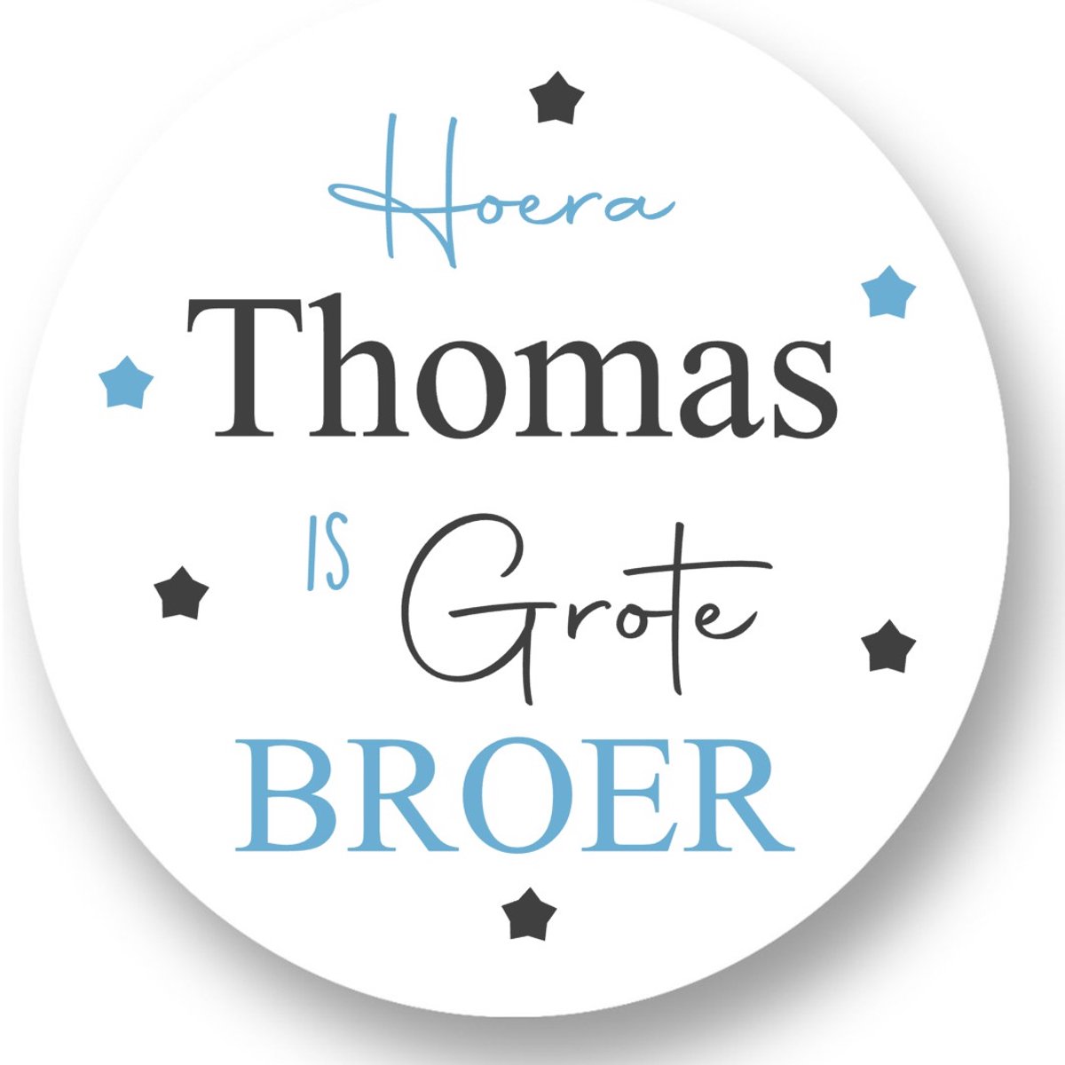 20x Sluitsticker Hoera `Naam`is grote Broer - Blauw - 40 mm - Geboorte Sticker - Sluitzegel - Sticker Geboortekaart Jongen - Baby nieuws - Trakteren Broer Zus Basisschool Kinderdagverblijf - Glossy - Sluitzegel - Wensetiket - RoNa Design