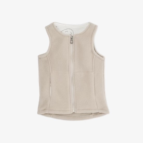 Een beige wollen kinder bodywarmer met ritssluiting en een witte binnenvoering met schapenprint.